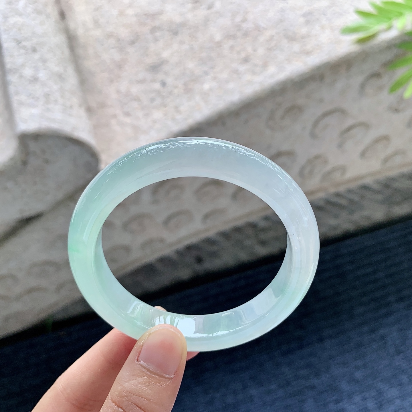 正圈55 56,圈口56.4/11.7/8.7,编码DZ082970,冰糯飘绿，水润，种老，细腻，无裂