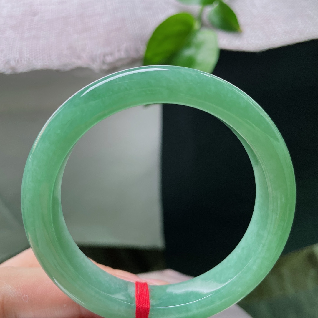 54.8/12/8.8，满色正圈，一丝纹不显，满圈湖水翠浓郁匀净，玉质冰润凝光，镯型端庄厚装，贵气浑然天成，尽显高端大气的典藏气韵。ss56642a