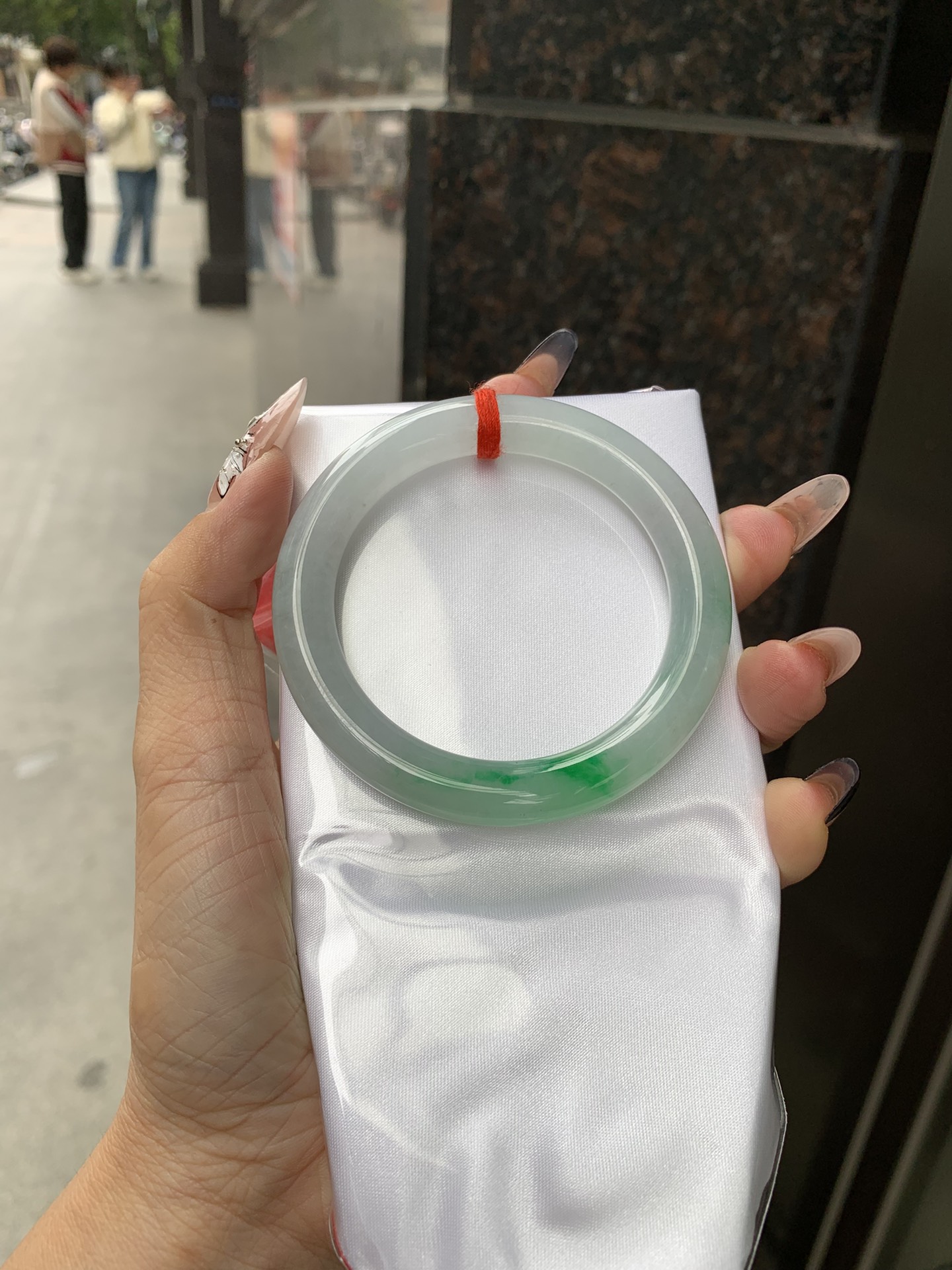 阳绿飘花圆条，打灯细纹，底妆冰润，几抹阳绿花色像春芽，从水润如晨露的底子蹦跳而出，将春日的灵动生机凝于手镯中，戴上她，清水芙蓉般的清新感自然晕染，每一次抬手，都似把盎然绿意融入生活。
