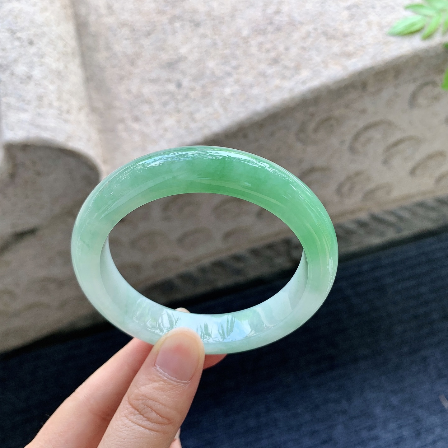 正圈55 56，圈口56.6/12.4/8.8，编码W6090129，冰糯飘绿，水润，种老，细腻，无裂。