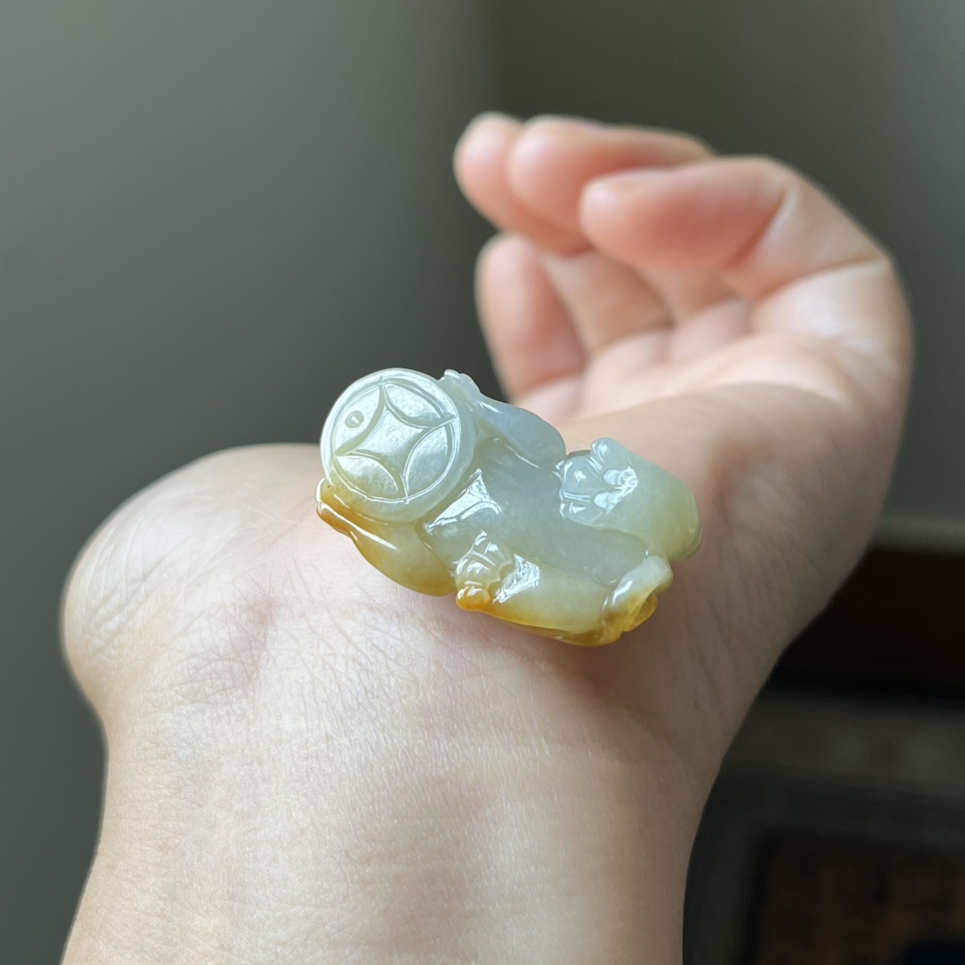 冰黄翡俏色貔貅吊坠，鸡油黄，种水好，色阳，无裂，尺寸33×18.1×12，免费编绳