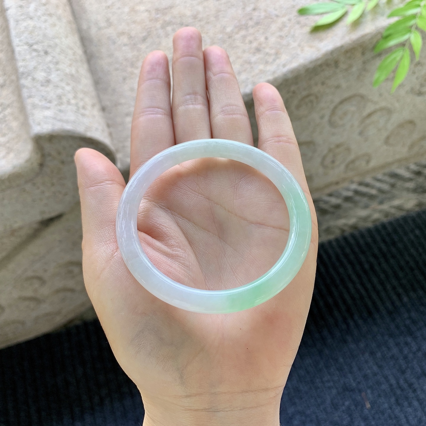圆条53 54,圈口53.7/5.6/7.5,编码BA083067,描述糯冰飘绿，水润，种老，细腻，打灯有纹线