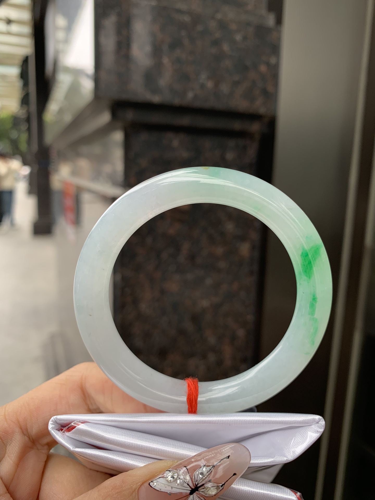 阳绿飘花圆条，打灯细纹，底妆冰润，几抹阳绿花色像春芽，从水润如晨露的底子蹦跳而出，将春日的灵动生机凝于手镯中，戴上她，清水芙蓉般的清新感自然晕染，每一次抬手，都似把盎然绿意融入生活。