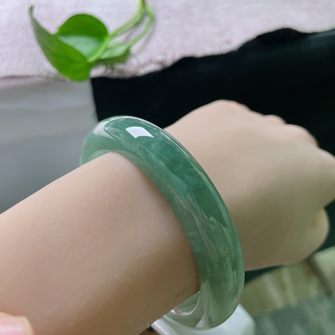 冰油正圈，色线，种老起光，半山半水，深浅湖水色自然交融，意境清幽温润。ss56279a