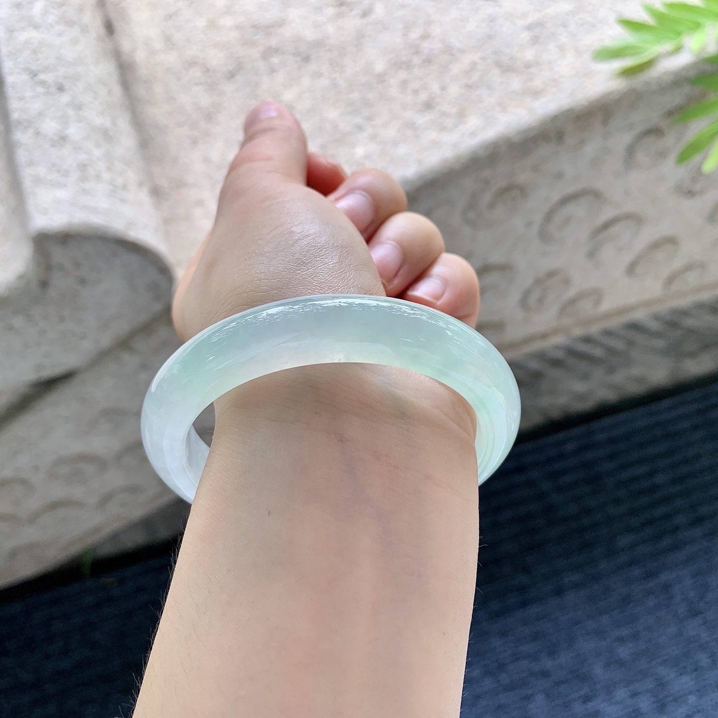 正圈55 56,圈口56.4/11.7/8.7,编码DZ082970,冰糯飘绿，水润，种老，细腻，无裂