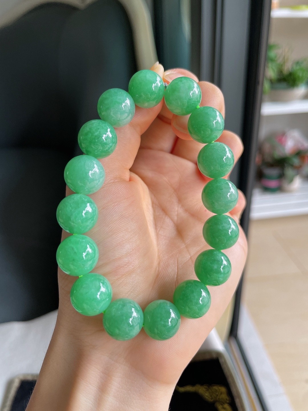 缅甸天然翡翠A货，冰满绿手串，尺寸：13mm。【编4569】