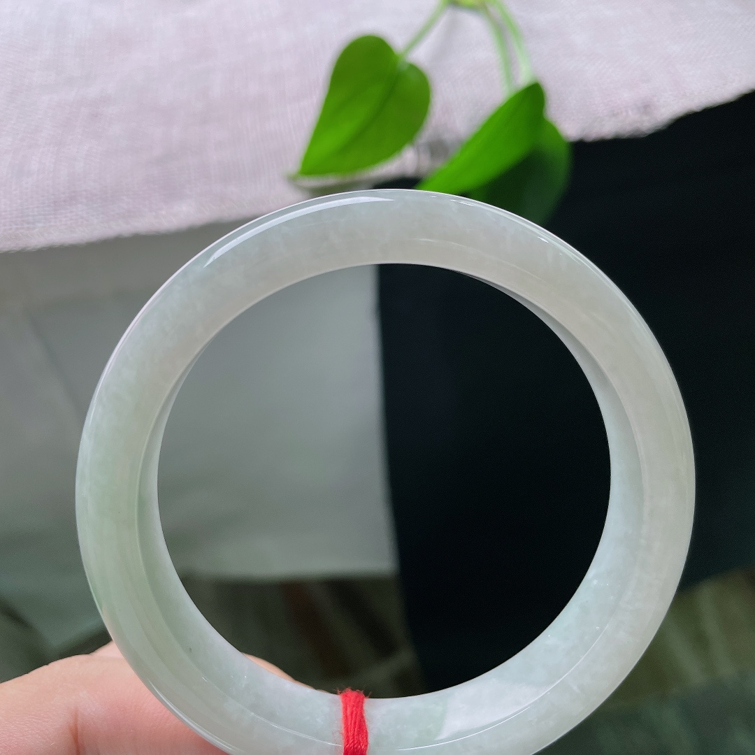 58.7/12.8/8.3，绿底正圈，无裂，浅浅翠色含蓄内敛，不浓不艳，温润雅致，自带一股恬淡舒服的东方韵味。ss57734a