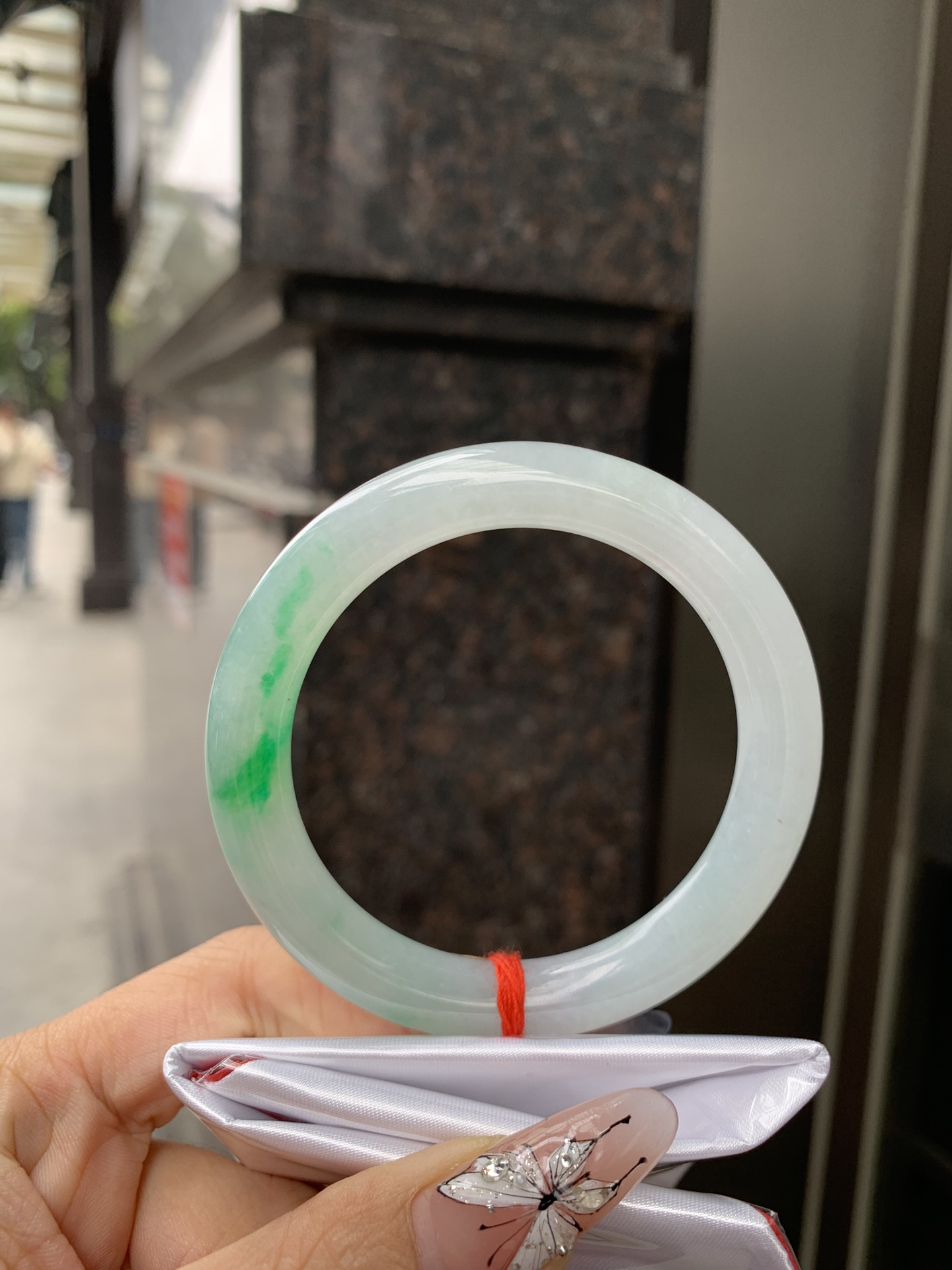 阳绿飘花圆条，打灯细纹，底妆冰润，几抹阳绿花色像春芽，从水润如晨露的底子蹦跳而出，将春日的灵动生机凝于手镯中，戴上她，清水芙蓉般的清新感自然晕染，每一次抬手，都似把盎然绿意融入生活。