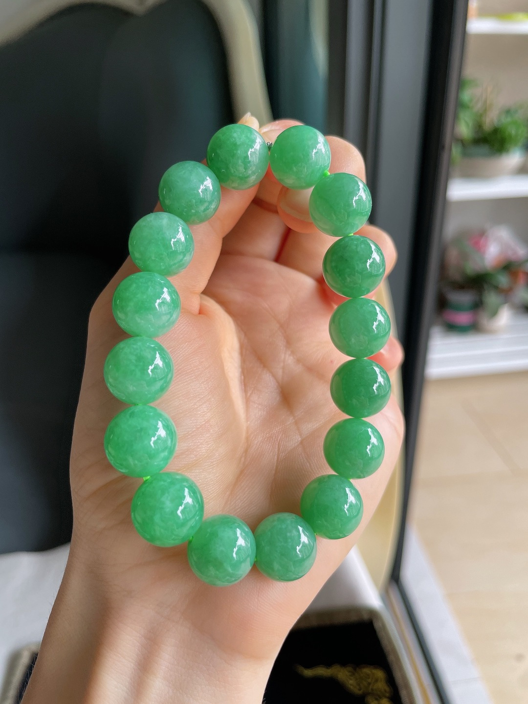 缅甸天然翡翠A货，冰满绿手串，尺寸：13mm。【编4569】