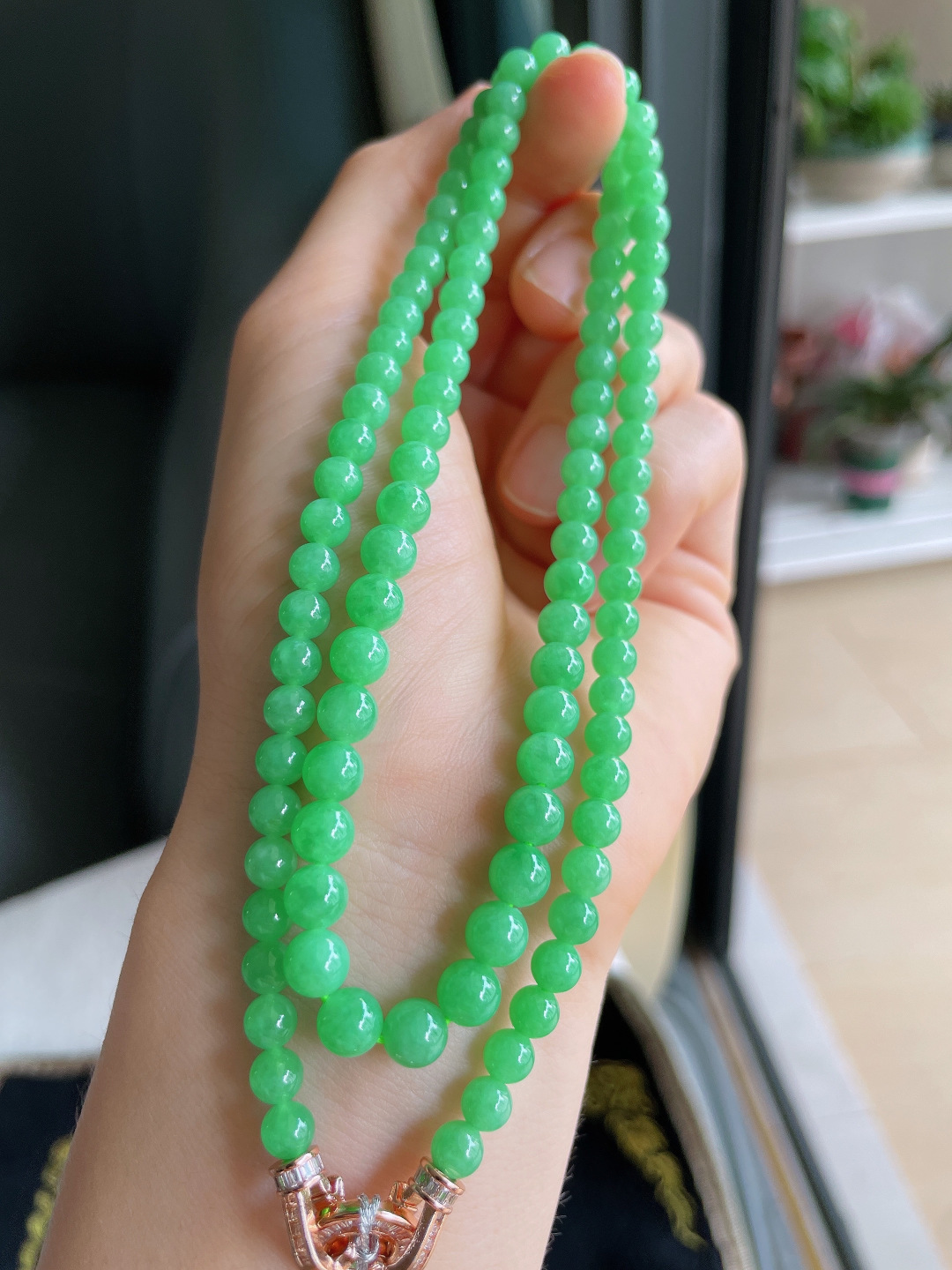 ️，缅甸天然翡翠A货，冰满绿阳绿珠链，尺寸：5-5.8mm106颗。【编3633】