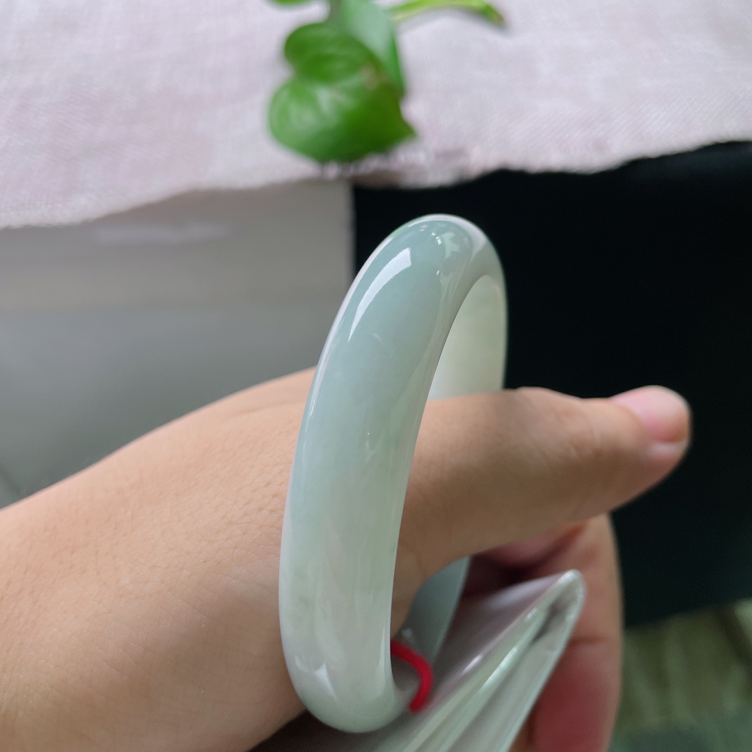 淡绿底贵妃，无裂，色调柔和不挑穿搭，简约清爽，温柔氛围感拉满。ss54969a。