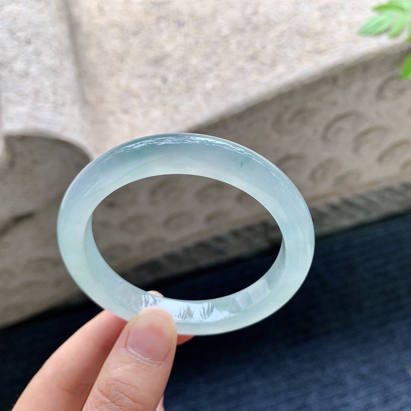 正圈52 53，圈口53/9.8/8，编码QX090115，描述：冰糯飘花，水润，种老，细腻，打灯有絮线