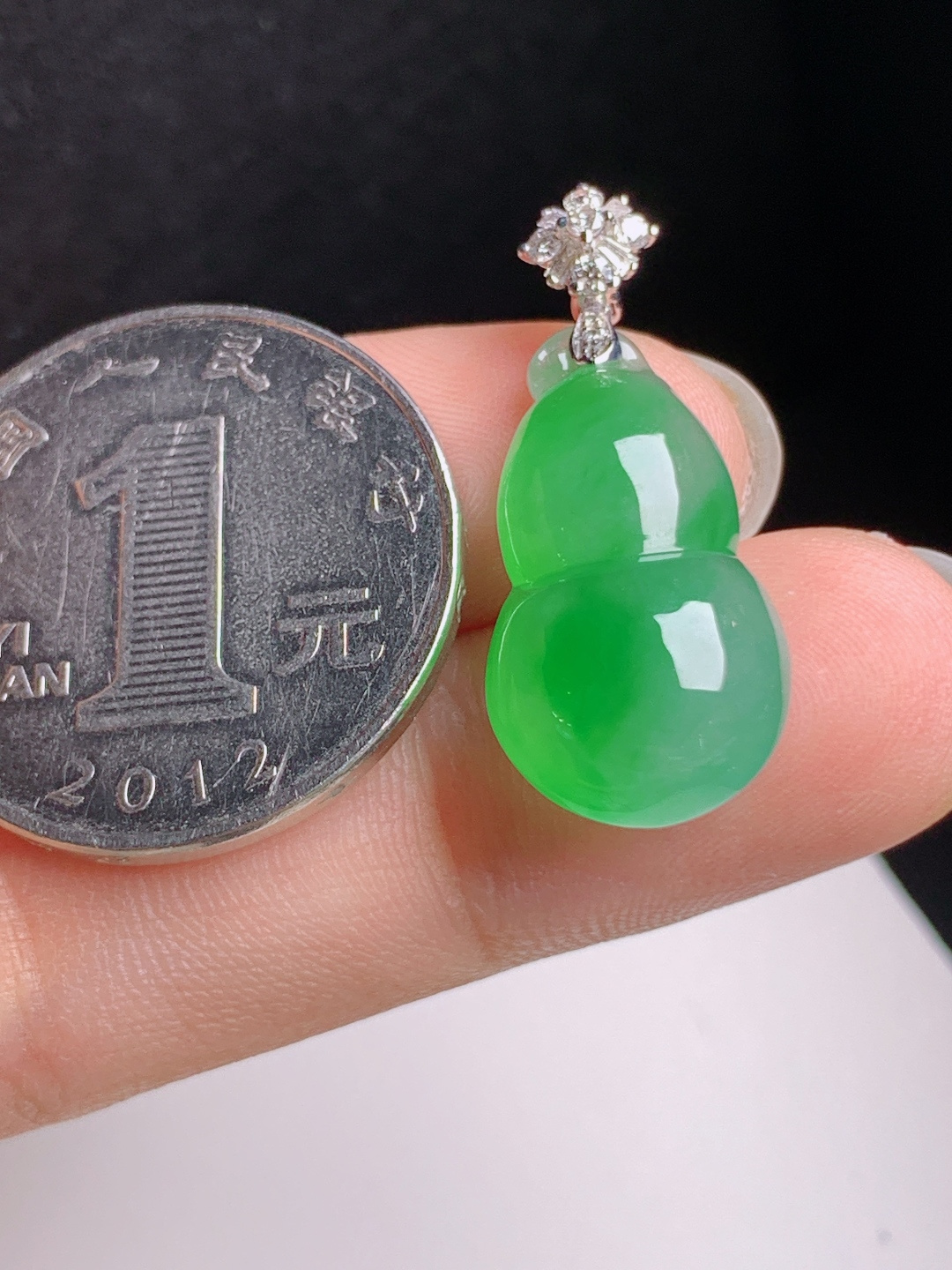 冰阳绿葫芦吊坠，色泽明艳，形体饱满，福禄吉祥