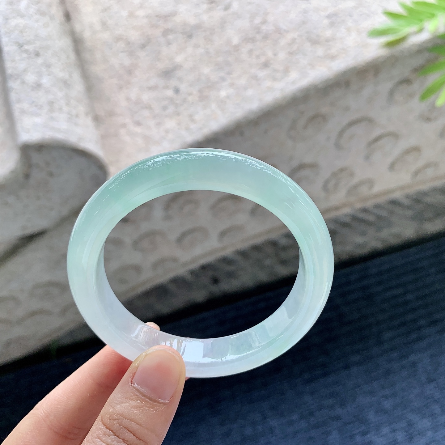 正圈55 56,圈口56.4/11.7/8.7,编码DZ082970,冰糯飘绿，水润，种老，细腻，无裂