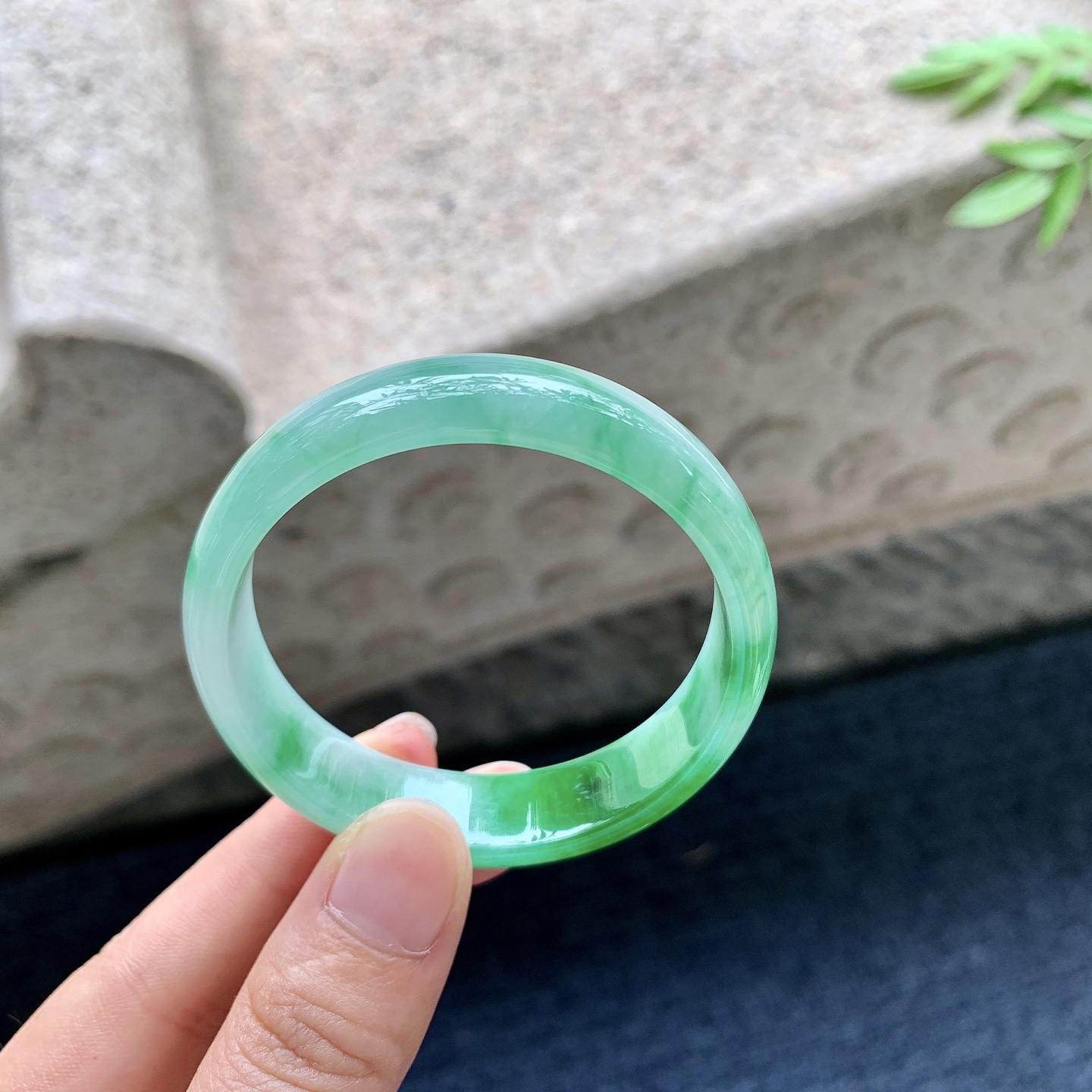 正圈48 49，圈口49.3/12.5/5.4，编码T1082920，描述辣绿，水润，种老，细腻，有纹线
