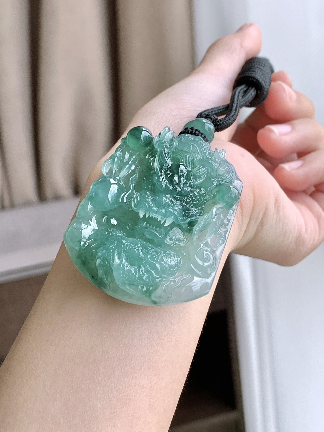 裸石冰飘花大龙牌吊坠,说明缅料性比高超厚,尺寸52.7-42.2-11.4,重量48.9克