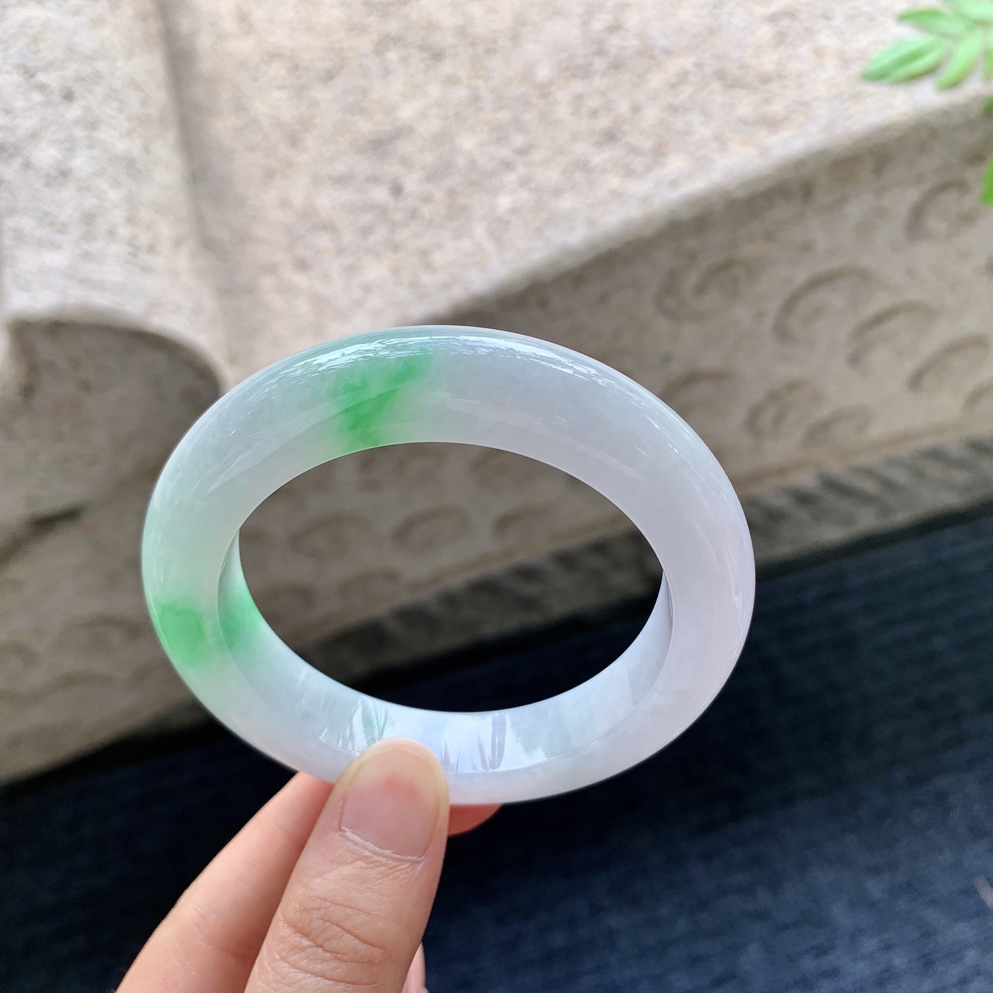 正圈54 55，圈口55.3/12.8/10.2，编码G15090117，细糯飘绿，水润，种老，细腻，打灯有棉线