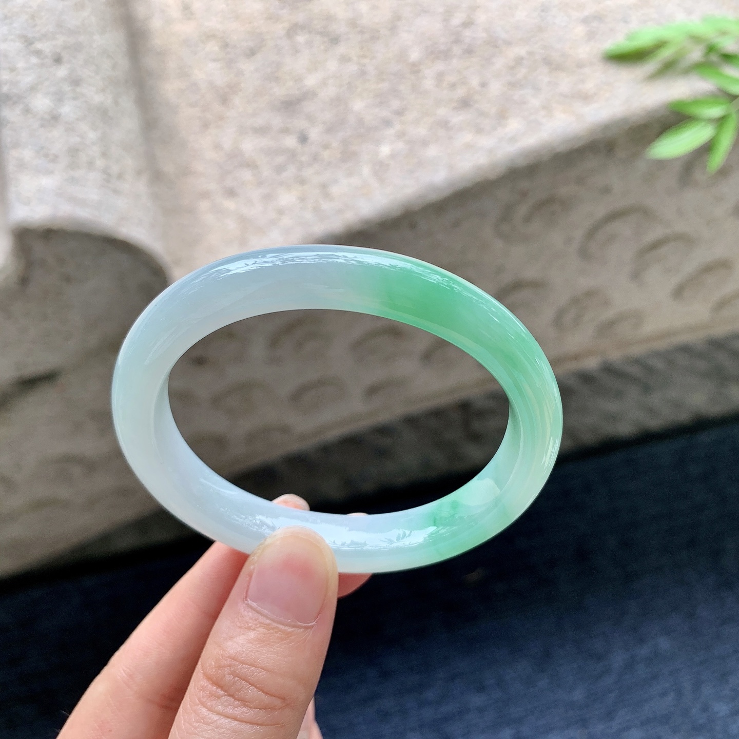 细糯飘绿，水润，种老，细腻，无裂