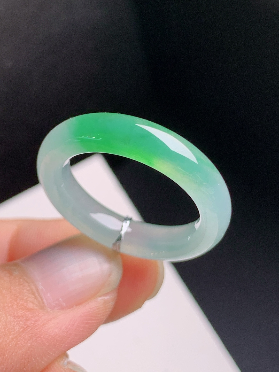 冰种绿指环，水润通透，色泽清新，简约大气