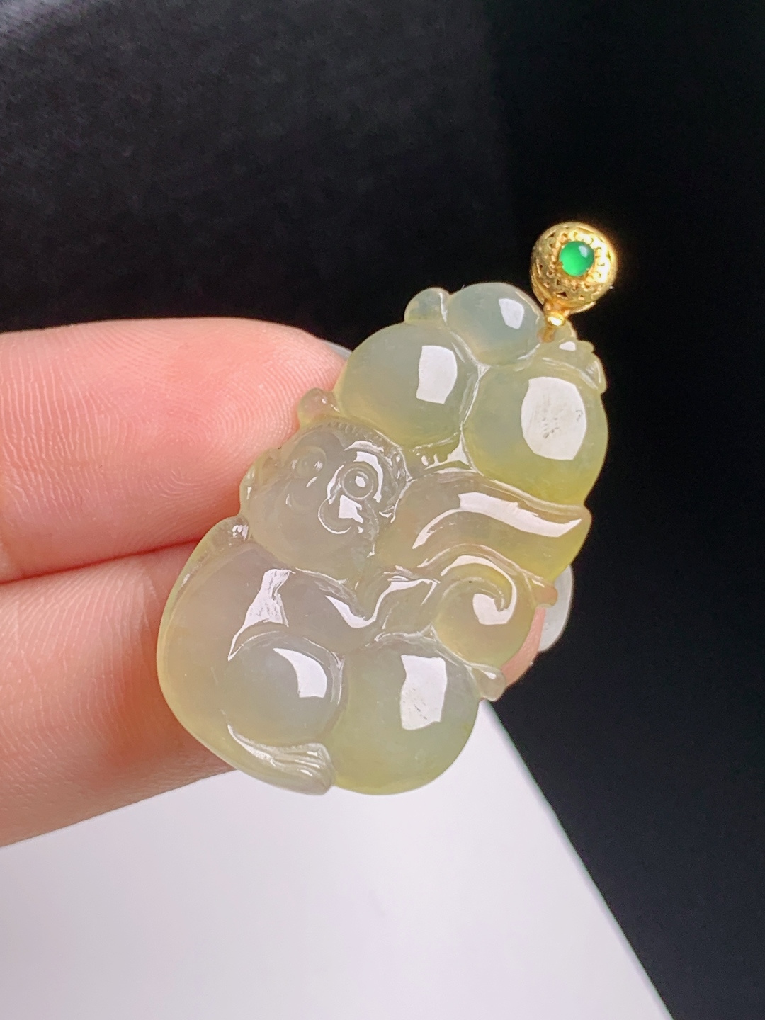 黄翡灵猴吊坠，玉质温润，线条流畅，福寿双全