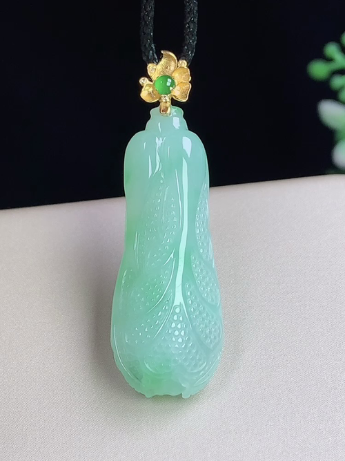 18k金镶飘绿百财聚来，无裂，尺寸34.3*13*8.6mm，D31jcy