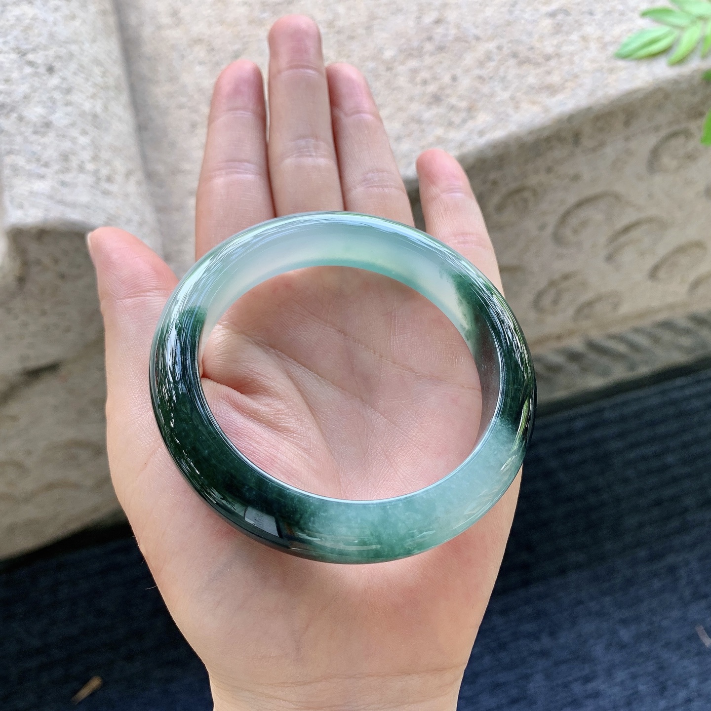 正圈55 56，冰糯飘绿，水润，种老，细腻，有纹线