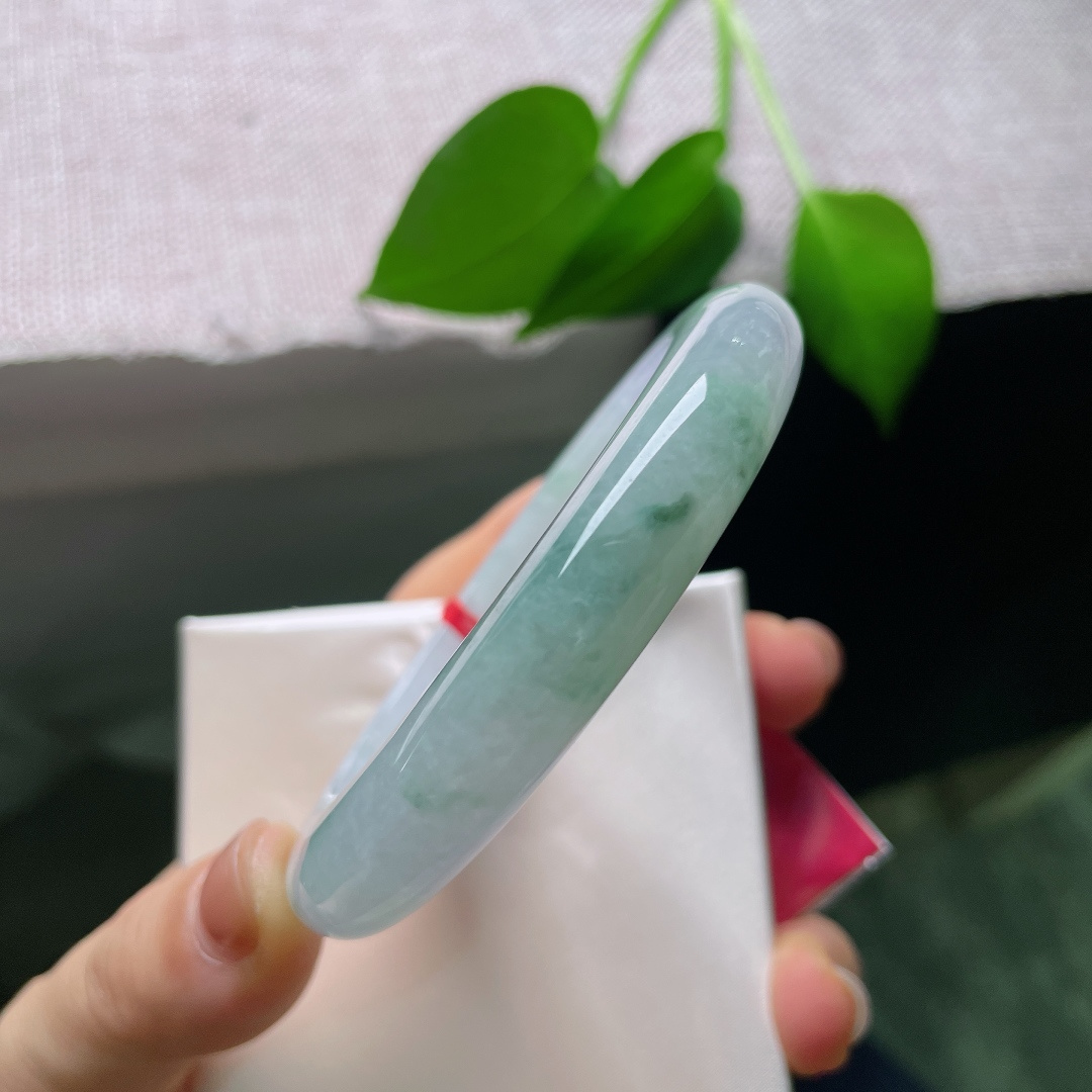 飘花正圈，无裂，通透玉底糅合朦胧淡紫底色，几处墨色飘花随性散落，三色相融，层次丰富，如同烟雨朦胧的山野，氛围感清冷独特。ss56738a