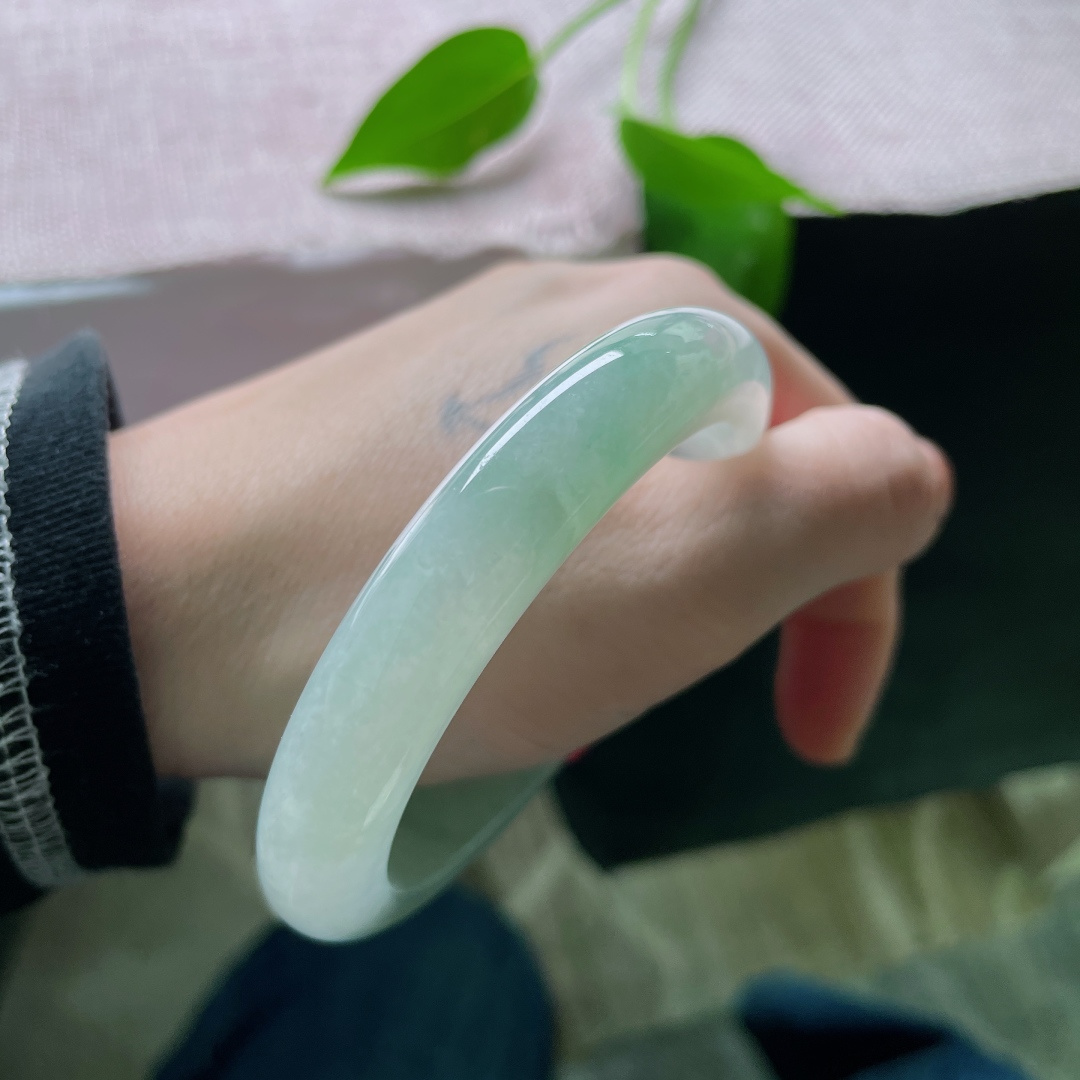 淡绿底正圈，料子干净清润，种老，肉质细腻，淡雅倾心，皮纹，ss57080a