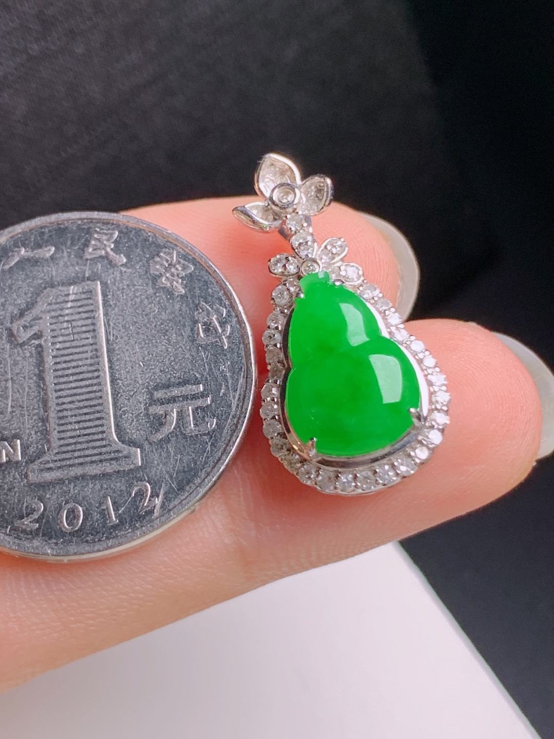 冰阳绿葫芦吊坠，围钻精致，玉质油润，福禄纳祥