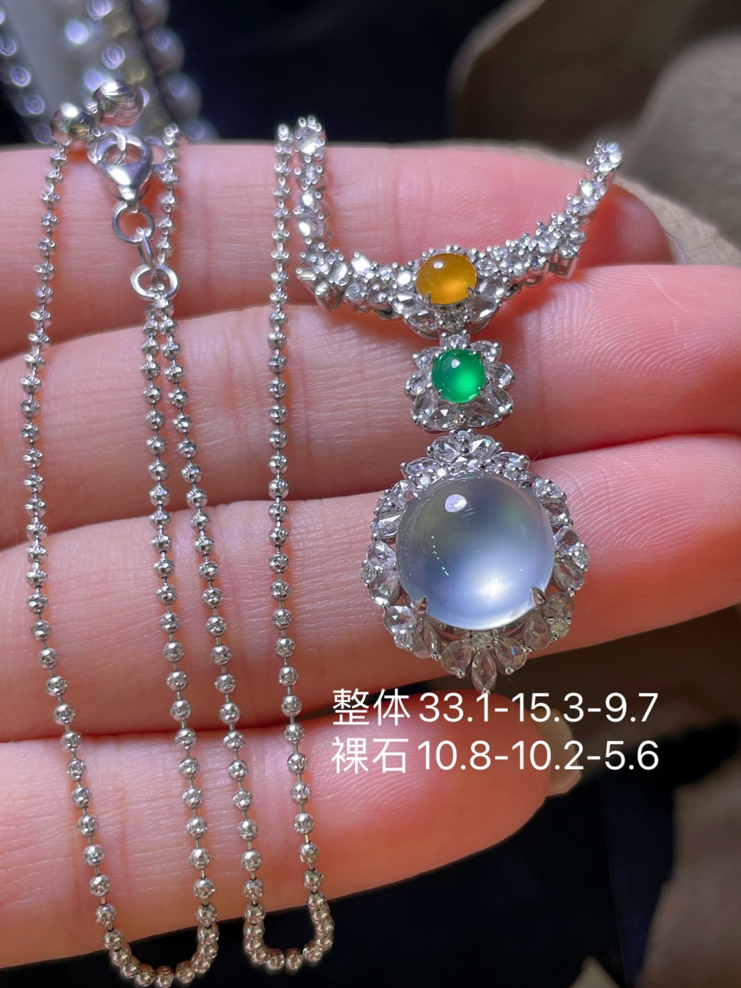 翡翠A货 蛋面项链，高冰起光，料子冰润细腻，种老起光，18k金镶真钻，上身佩戴效果很好，尺寸如图，