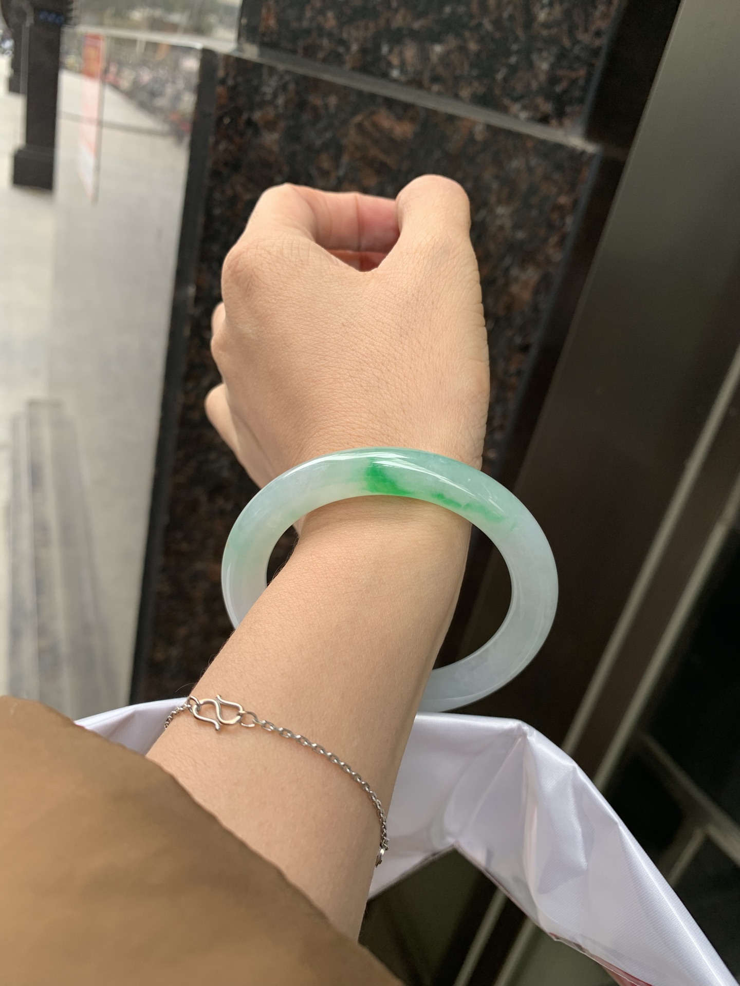 阳绿飘花圆条，打灯细纹，底妆冰润，几抹阳绿花色像春芽，从水润如晨露的底子蹦跳而出，将春日的灵动生机凝于手镯中，戴上她，清水芙蓉般的清新感自然晕染，每一次抬手，都似把盎然绿意融入生活。