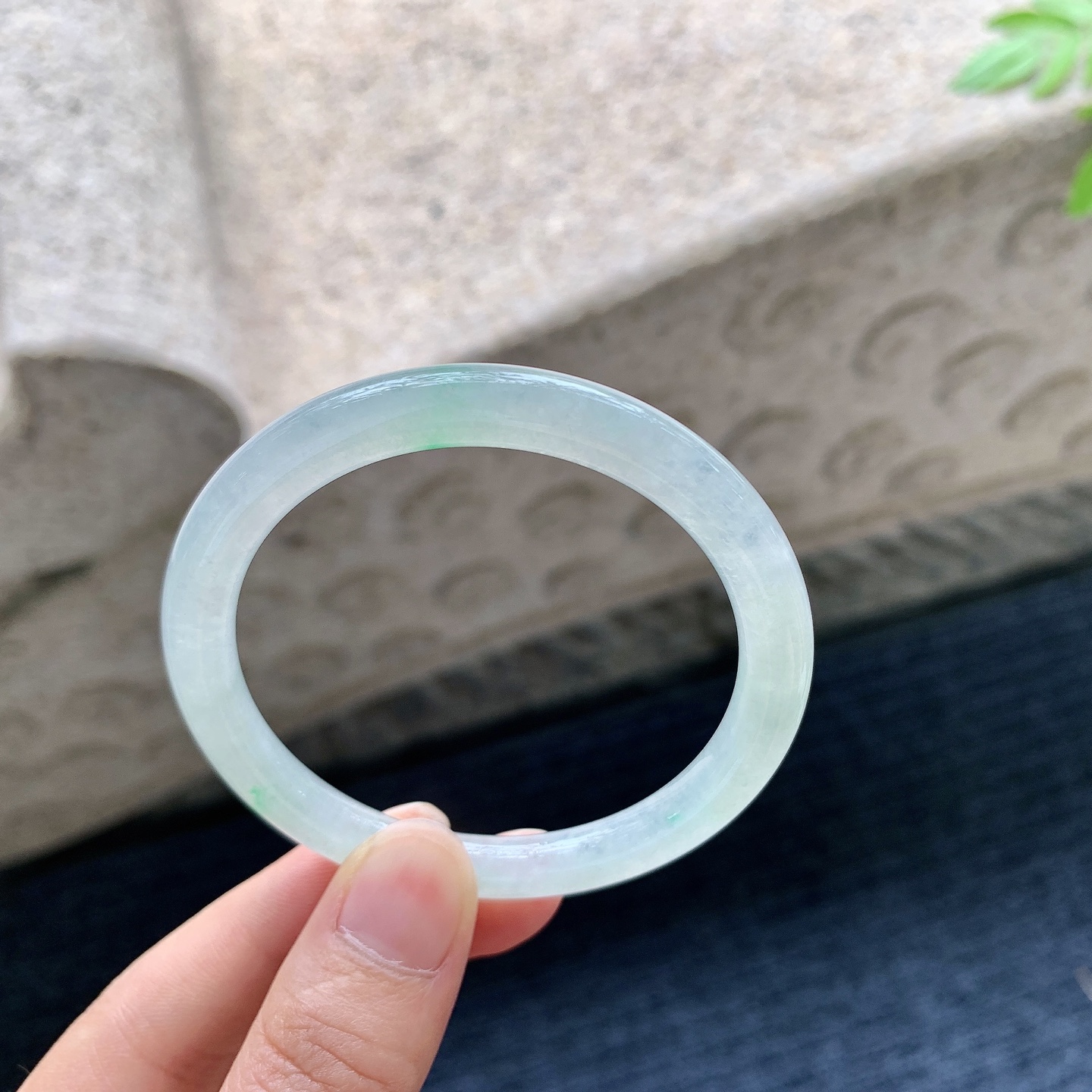 圆条50 51，圈口51.6/6.7/7，编码DZ090108，描述糯冰飘绿，水润，种老，细腻，打灯有纹线