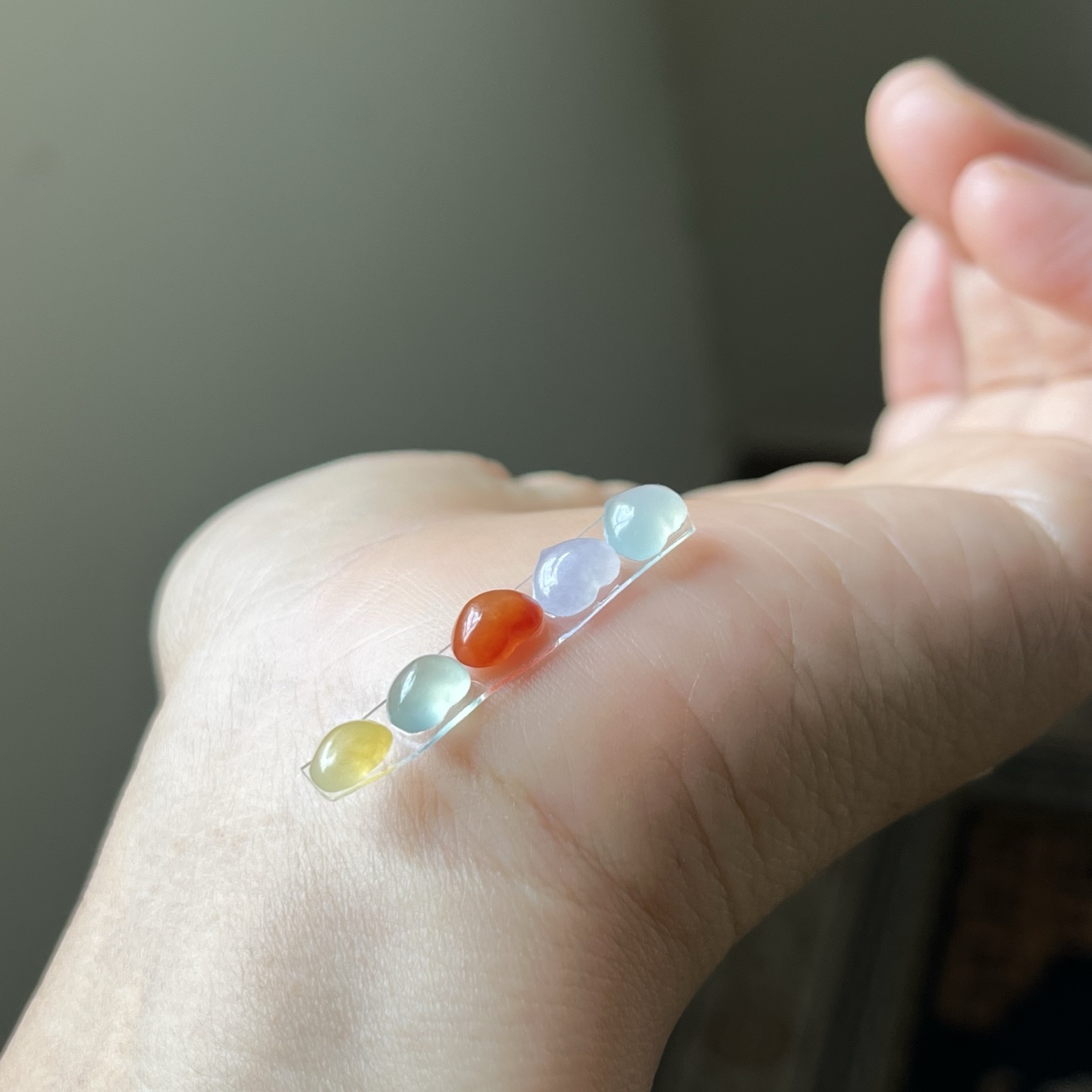 冰种多彩小爱心一组，镶手链，锁骨链都可以哦种水好，冰透，尺寸7.2×6.3×3.5，参考图9，超值