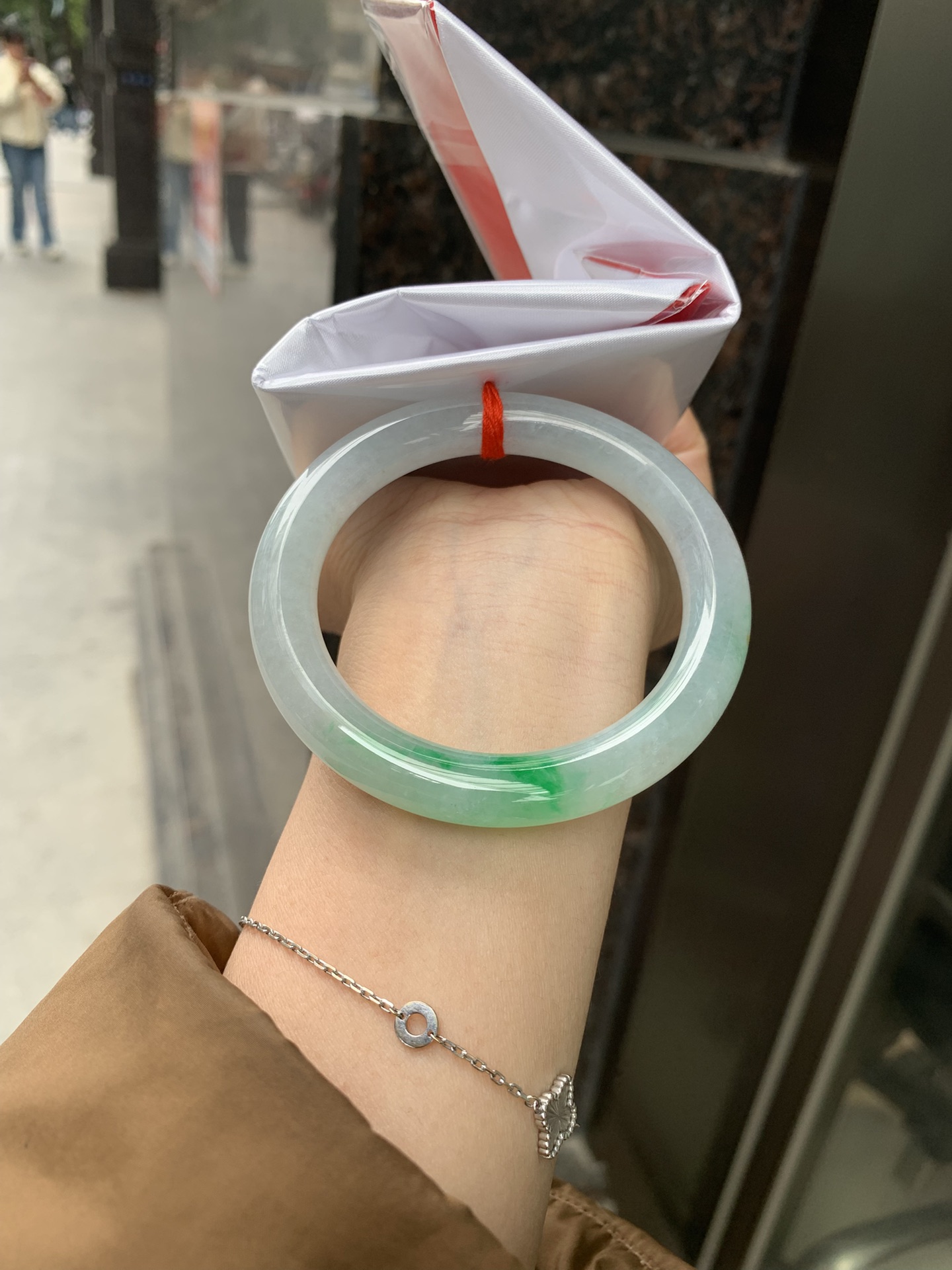 阳绿飘花圆条，打灯细纹，底妆冰润，几抹阳绿花色像春芽，从水润如晨露的底子蹦跳而出，将春日的灵动生机凝于手镯中，戴上她，清水芙蓉般的清新感自然晕染，每一次抬手，都似把盎然绿意融入生活。
