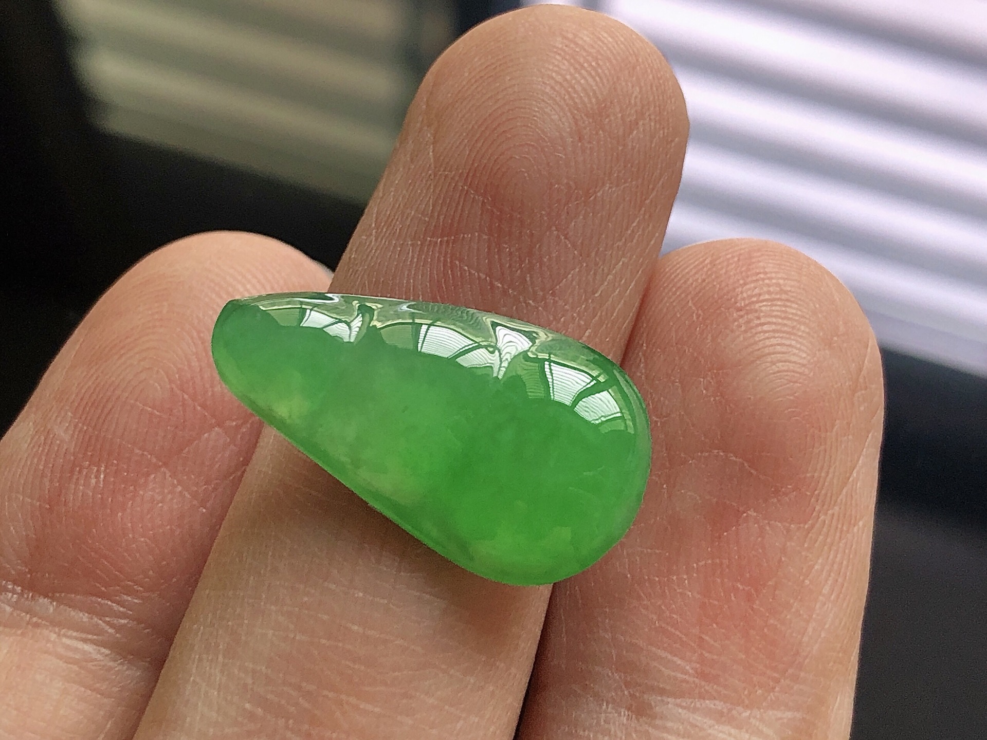 冰种阳绿福豆，色泽艳阳，通透水润，玉质细腻，夺目迷人，镶嵌效果，品相，无裂，尺寸22*12.5*4