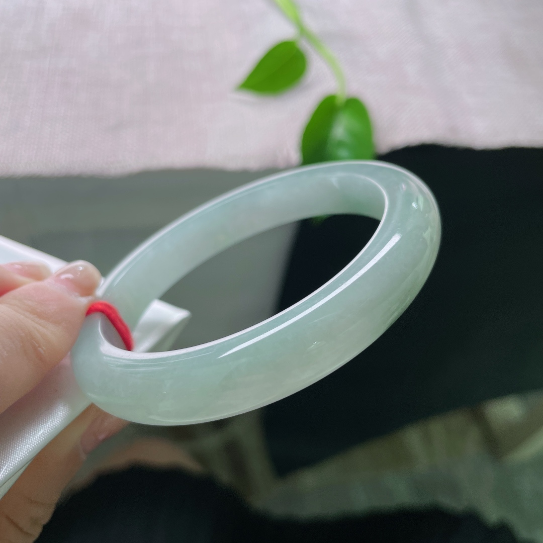 浅绿底正圈，一抹飘花俏丽灵动，水头好，种老，沉稳内敛，无裂，ss55636a