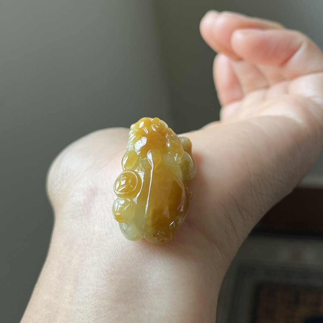 冰黄翡俏色貔貅吊坠，鸡油黄，种水好，色阳，无裂，尺寸33×18.1×12，免费编绳