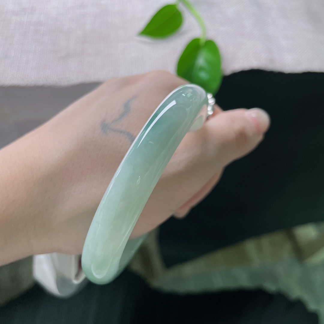 浅绿底正圈，一抹飘花俏丽灵动，水头好，种老，沉稳内敛，无裂，ss55636a