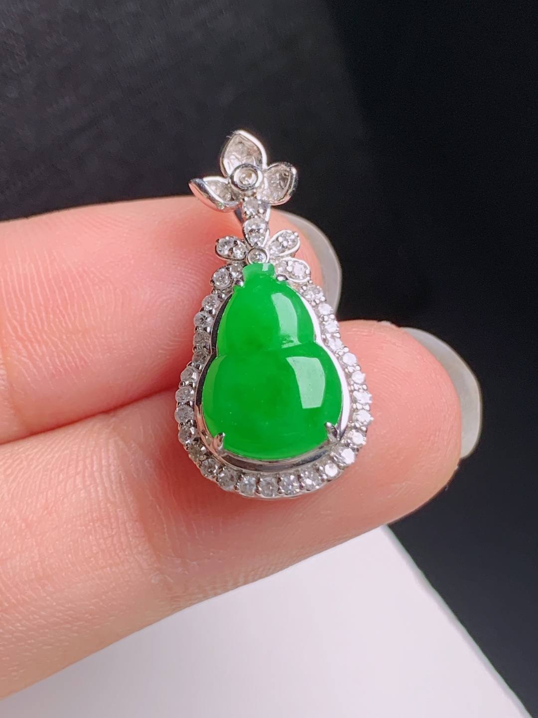 冰阳绿葫芦吊坠，围钻精致，玉质油润，福禄纳祥