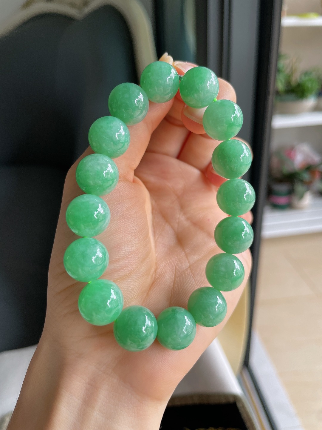 缅甸天然翡翠A货，冰满绿手串，尺寸：13mm。【编4571】