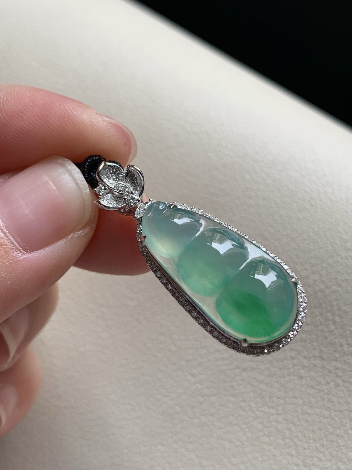 ️【18k金镶嵌福豆吊坠】冰润水透，种老细腻起荧尺寸：成品：31.5*12.2*7.9，裸石：21.9*10.3,b1491