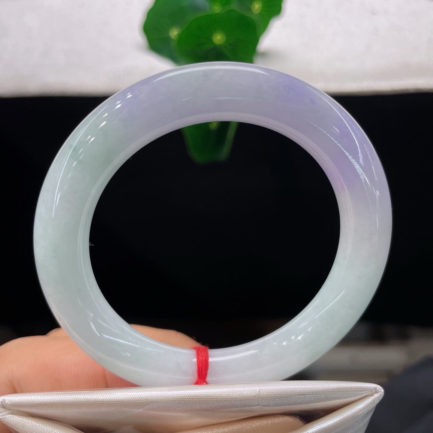 翡翠手镯 圈口53.2/10.2/，春彩圆条，53/54可戴，翠染玉身，紫落环间，一镯揽风月，无裂