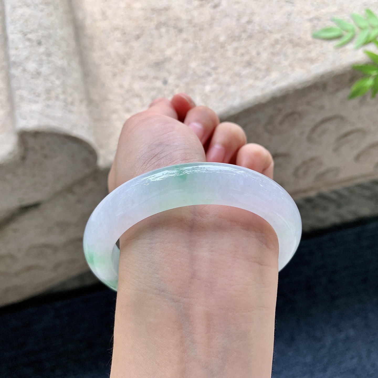 正圈56 57，圈口57.3/12.6/9.4，编码WW083173，描述糯冰飘绿，水润，种老，细腻，打灯有纹线