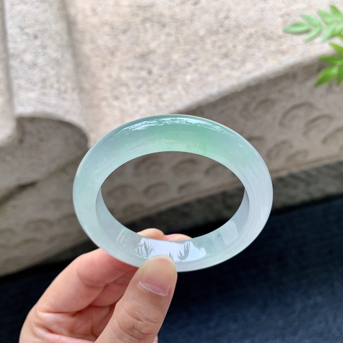 正圈49 50，圈口50.2/12/8.4，编码BA083111，描述冰飘绿，清透，水润，种老，细腻，打灯有棉线