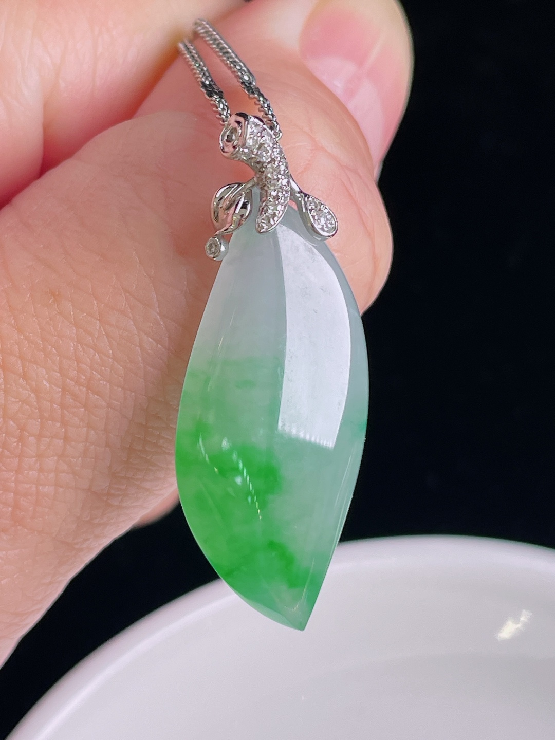 冰绿随形，18k镶嵌，老种起光，细底通透，尺寸：35.4裸石29.7/13/8mm0901