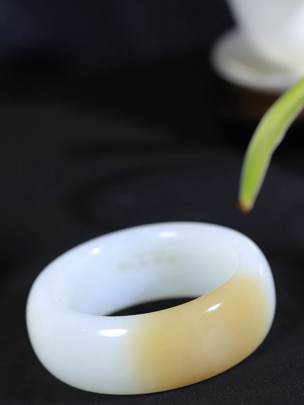 （温柔雅致.手镯）

收藏级臻品️和田玉糖白玉手镯。镯型饱满，温润细腻，脂润沁香。️执一卷书