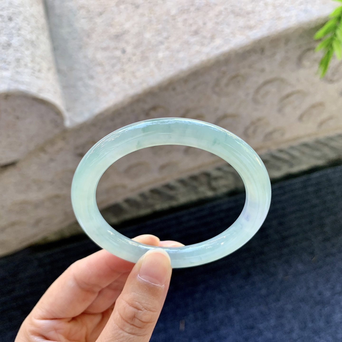 圆条53 54，糯冰晴底，飘花，水润，种老，细腻，无裂。