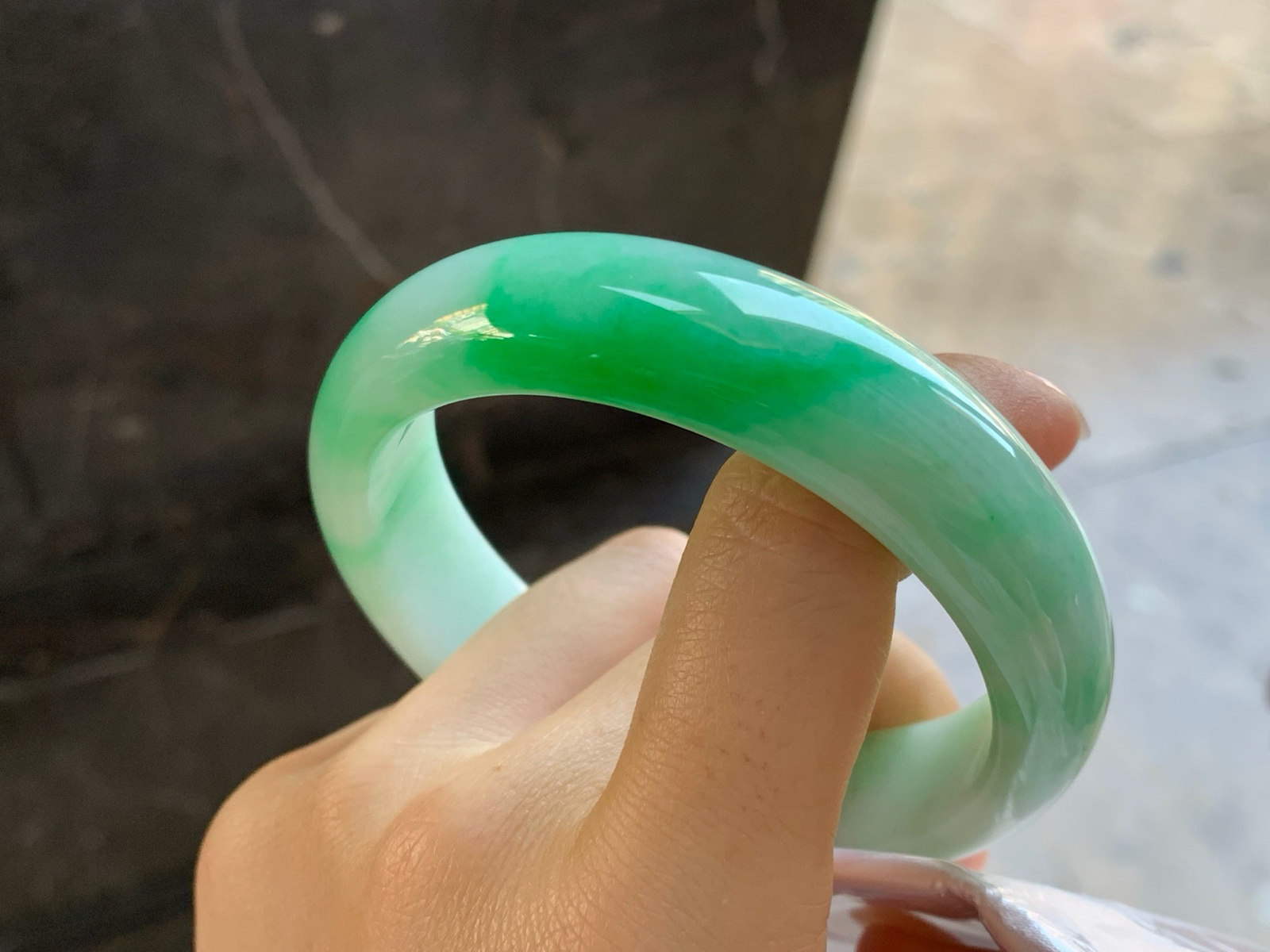 60.5-16.2-8.5
带色大圈口手镯^_^底子细腻 绿色浓郁