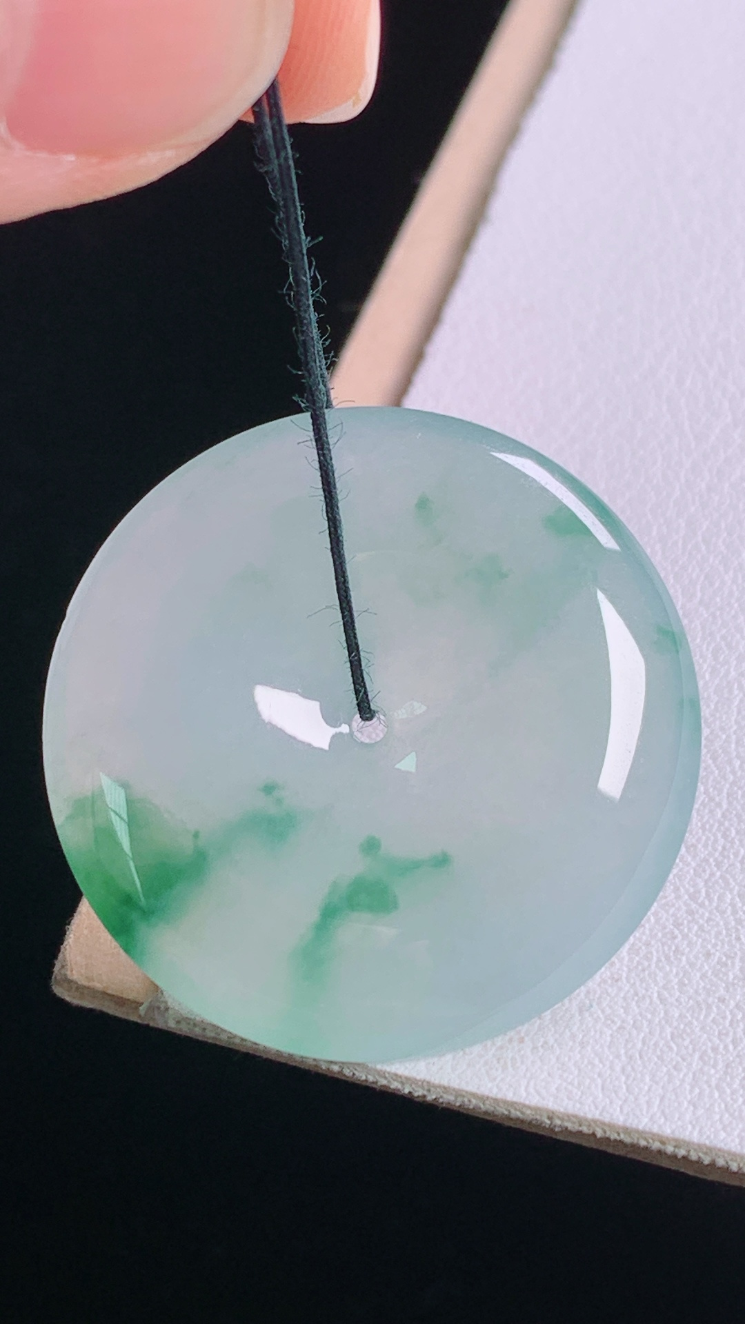 冰飘花平安扣，花色灵动，水润细腻，无裂，尺寸31.7-5.7mm