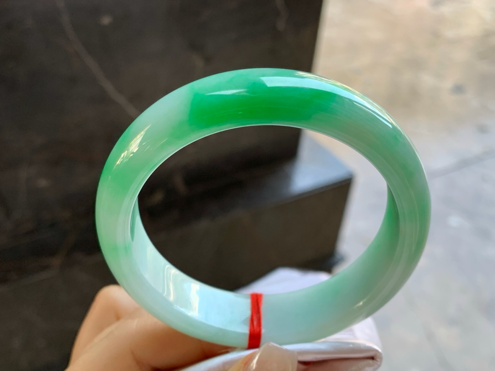 60.5-16.2-8.5
带色大圈口手镯^_^底子细腻 绿色浓郁